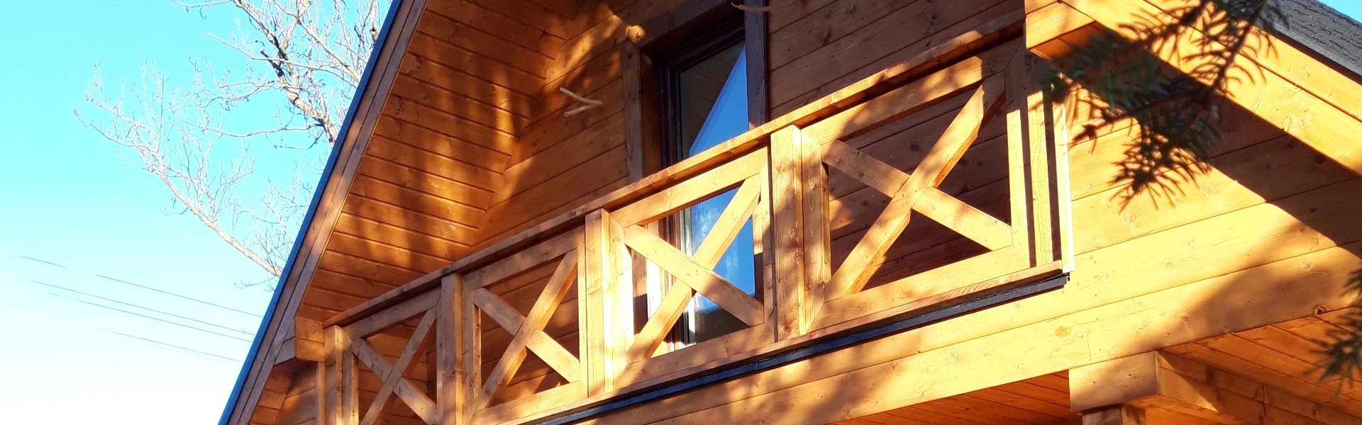 balkon w domu drewnianym
