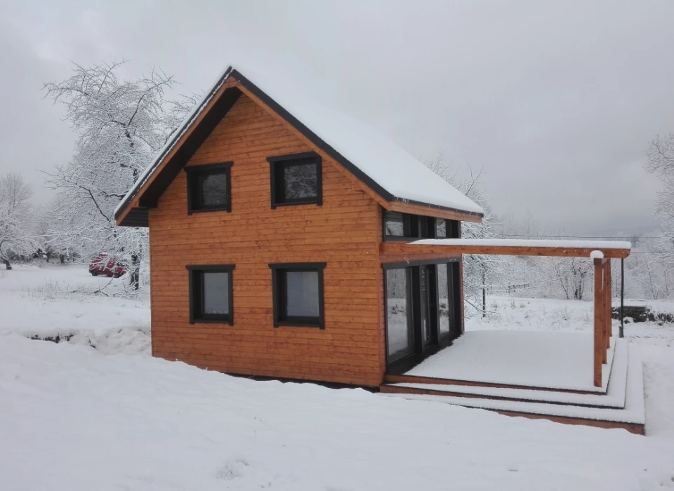 dom w śniegu